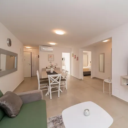 Apartment A&v *
